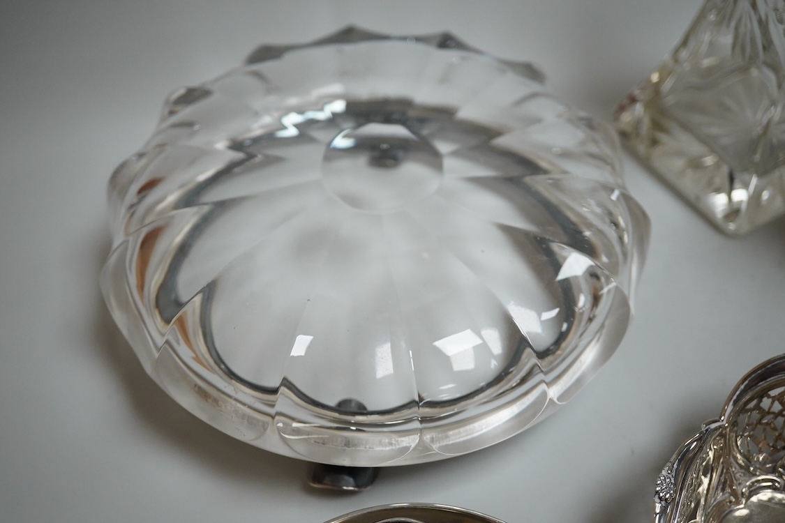 Sundry silver including two George V silver sauce boats, a silver café au lait pot, a small silver cream jug, three small silver dishes, a silver mounted glass sugar sifter and a silver mounted glass ashtray.